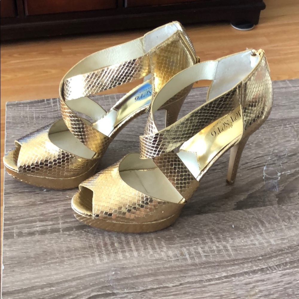 MICHAEL KORS jet set gold heels Ariel